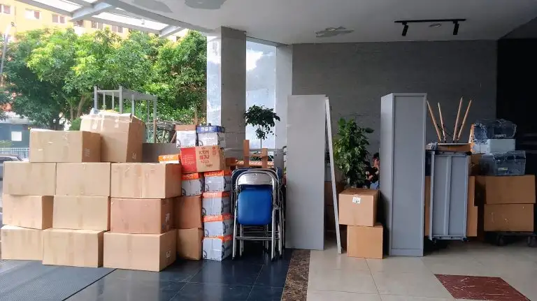 Đồ đạc được nhân viên đóng gói, bao bọc cẩn thận trong dịch vụ chuyển nhà trọn gói của Chuyển Nhà Tại Hà Nội