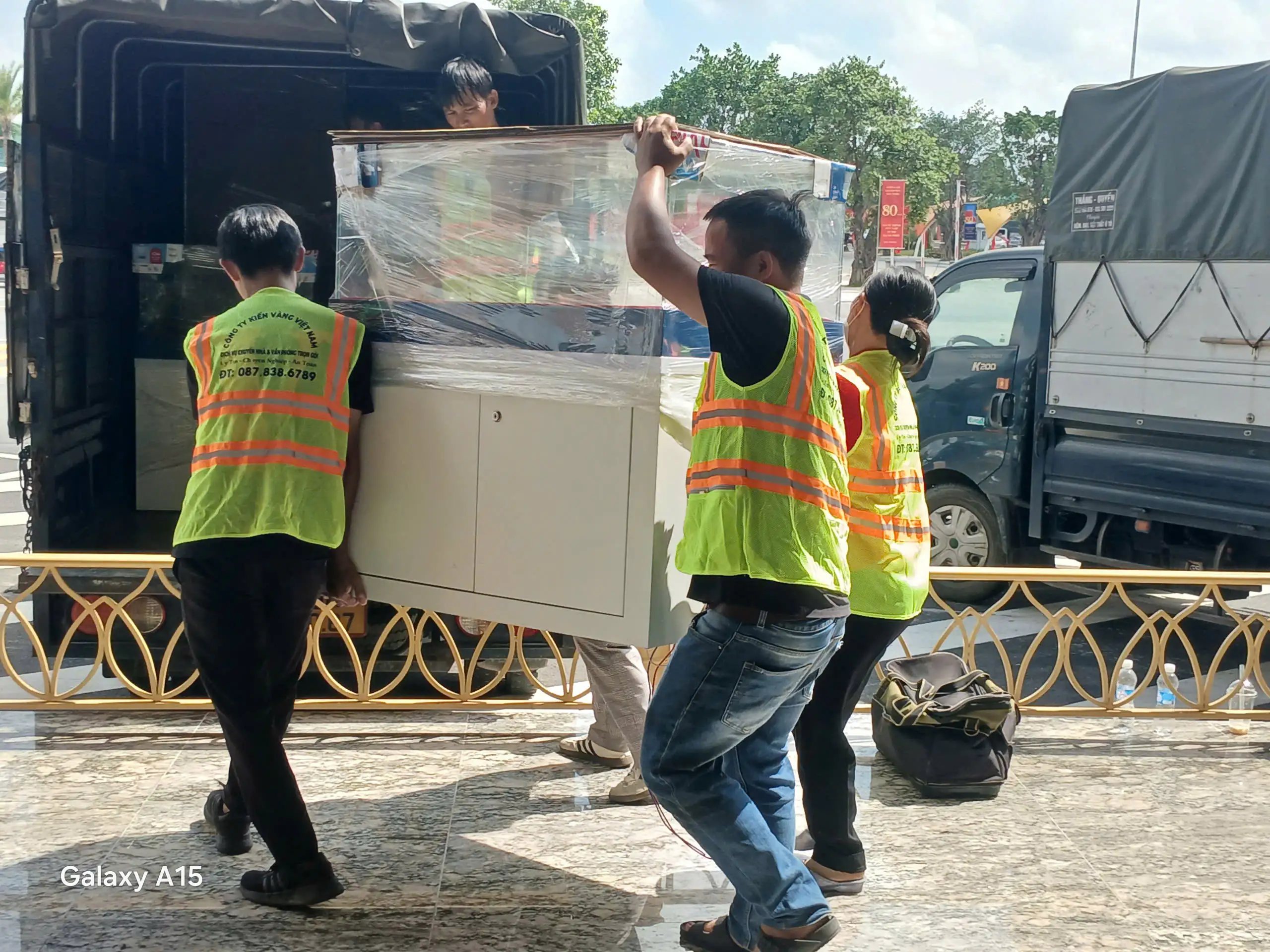 Chuyển đồ cho sinh viên